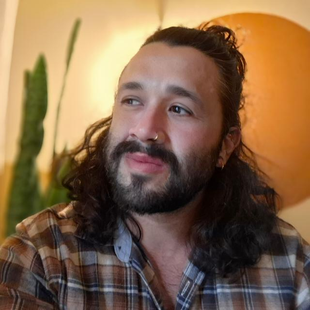 Walter Petrucci, em um ambiente com luz natural e plantas